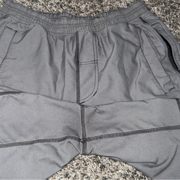 Lululemon Men's Gray Athletic Shorts SZ M .
Used in good condition. - Picture 4 of 8